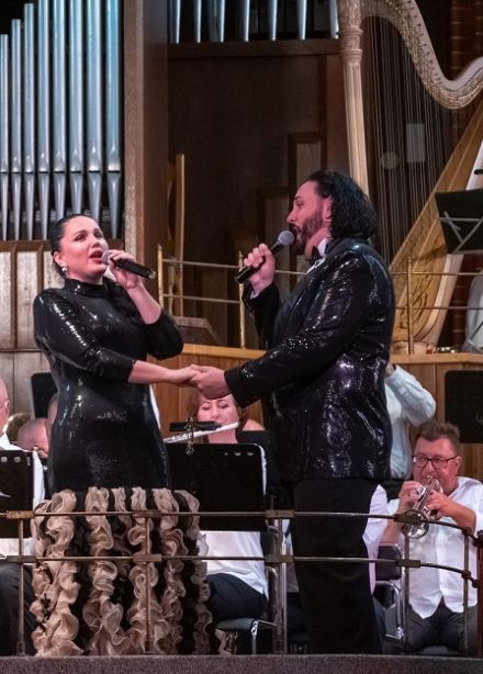 Святая к музыке любовь...