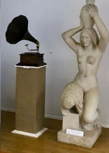 В доме музыка звучала